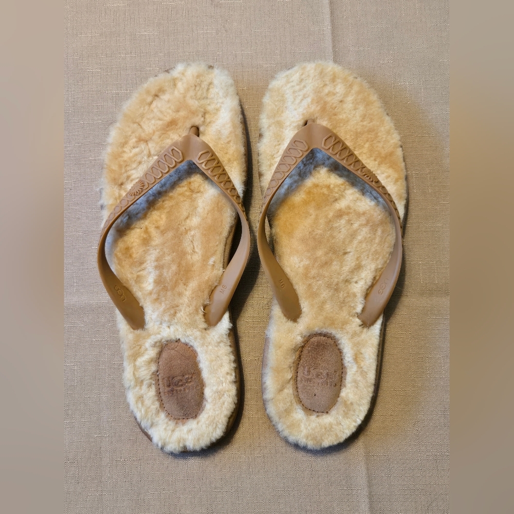 UGG Women's Size 9 Beige and Cream Fuzzy Flip Flop Slippers